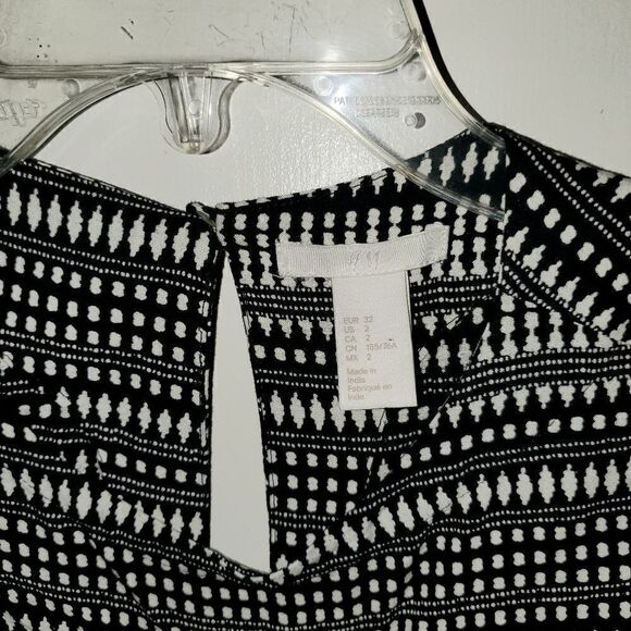 3/$20 Sale H&M Black and White Print Tunic Top - Picture 2 of 5